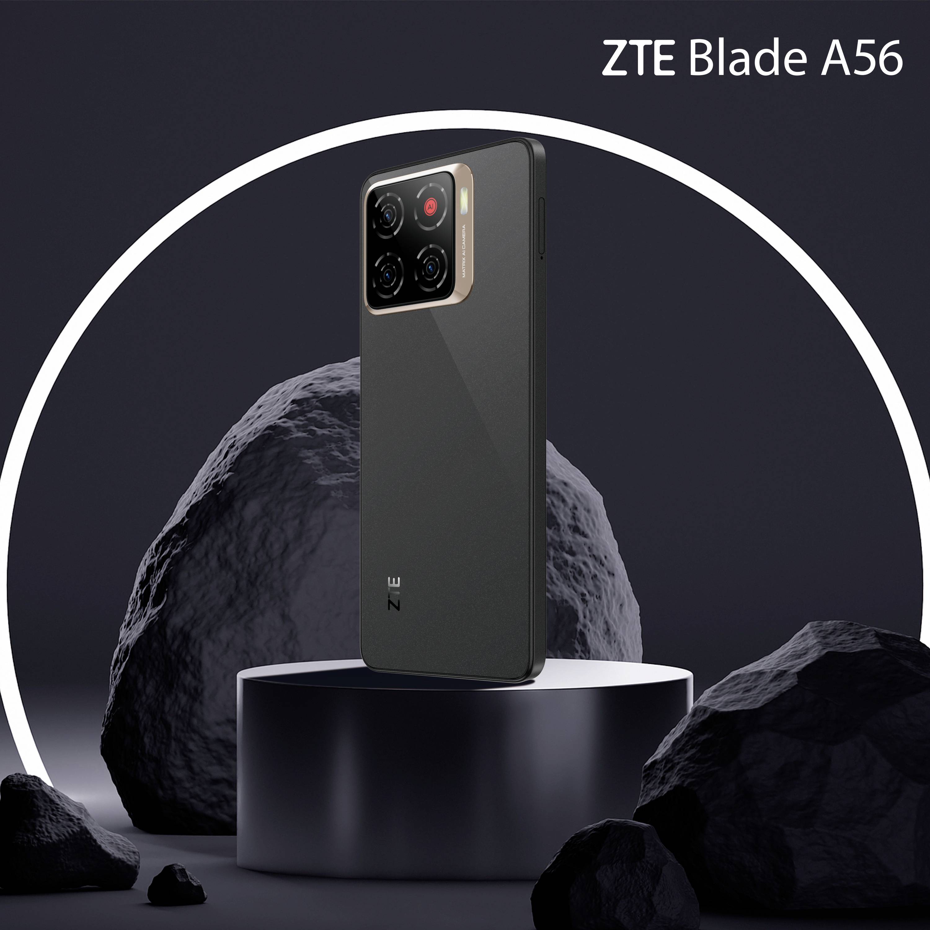 Een smartphone staat rechtop op een rond platform, omringd door rotsen. De tekst 'ZTE Blade A56' wordt weergegeven in de rechterbovenhoek.
