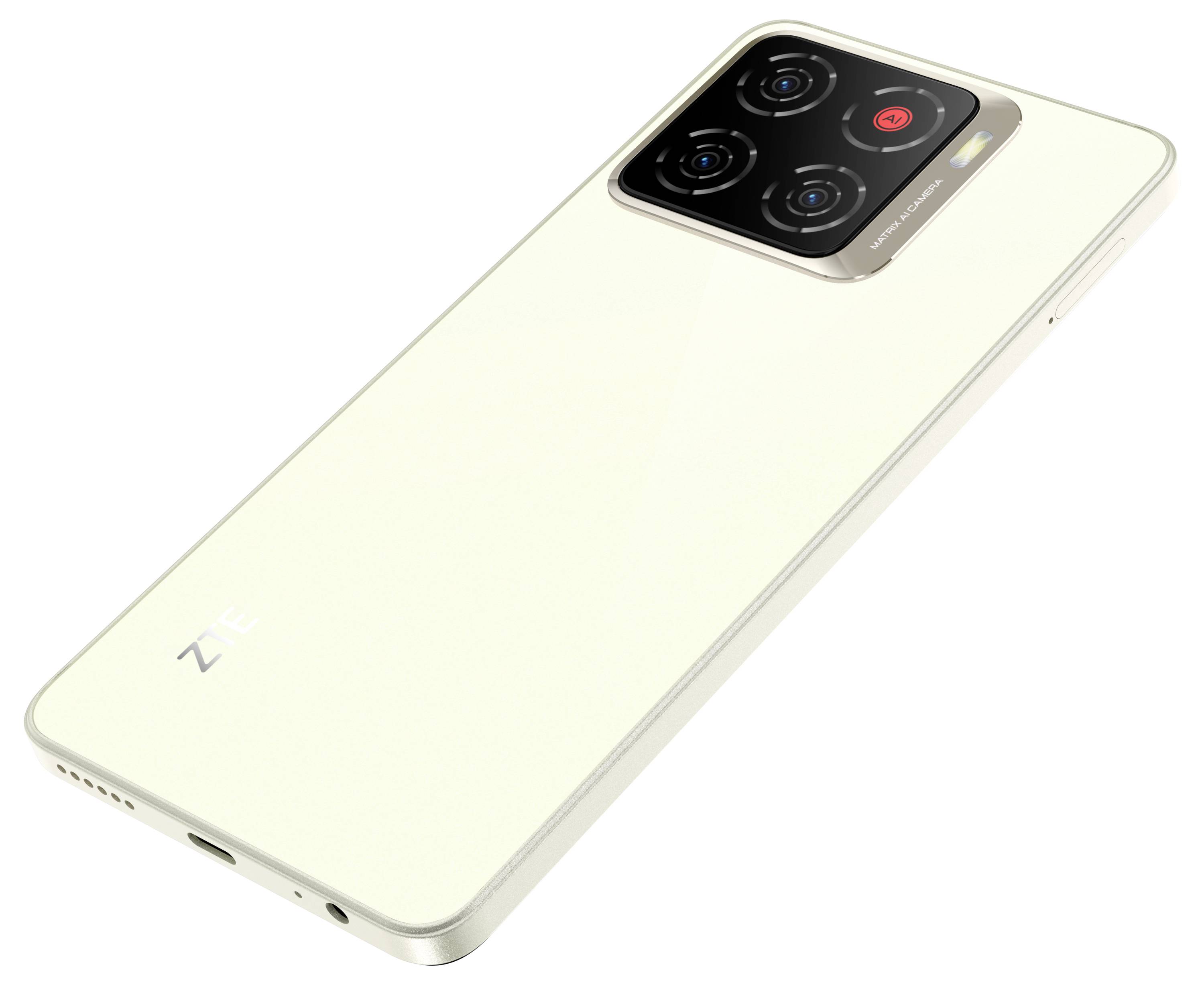 Een smartphone met een witte achterkant, uitgerust met een drievoudige camermodule en een ZTE-logo, is onder een hoek gepositioneerd om zijn strakke design te tonen.