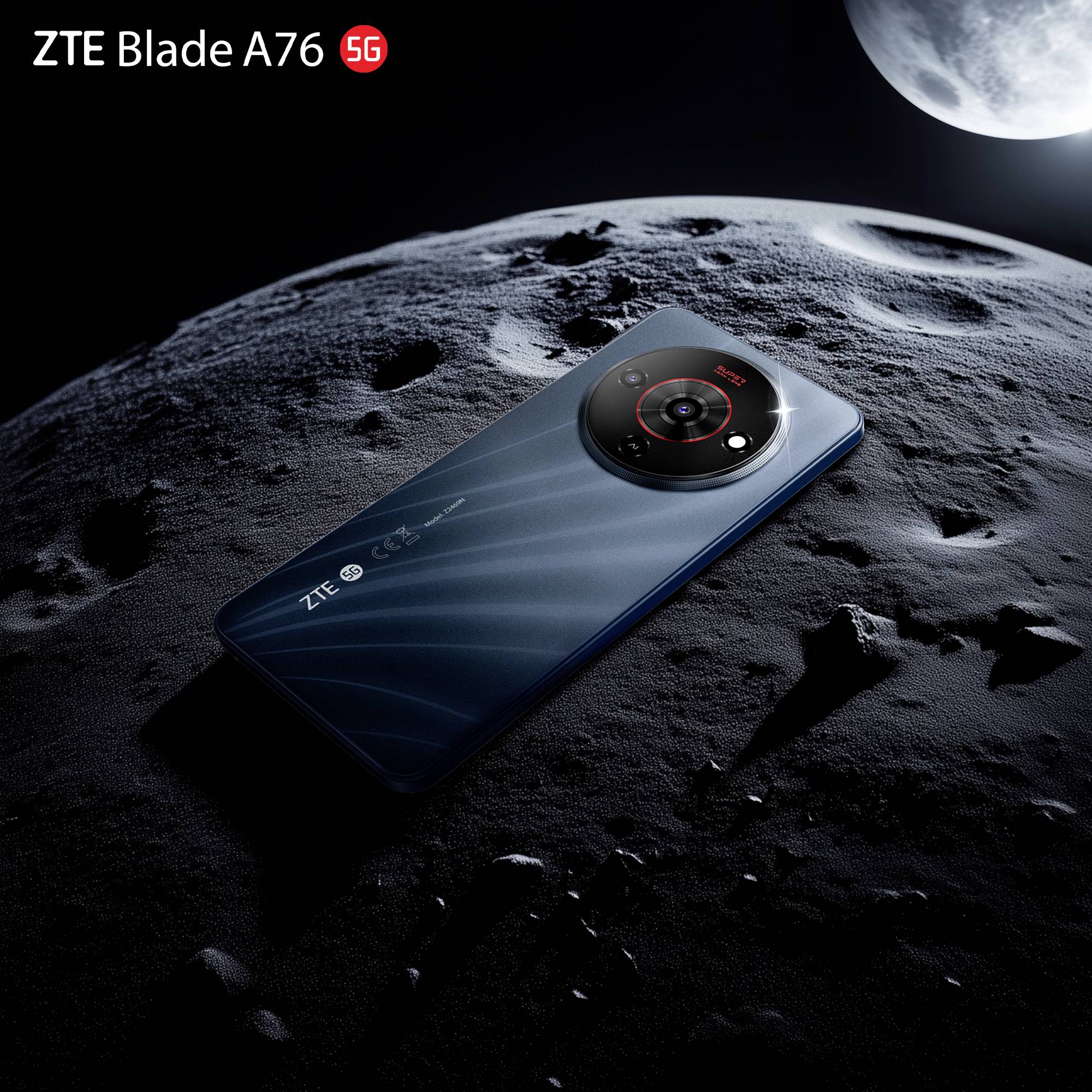 Een smartphone met het label 'ZTE Blade A76 5G' staat op een maanachtige ondergrond, waarbij de cameramodule wordt geaccentueerd in een ruimte-geïnspireerde omgeving.