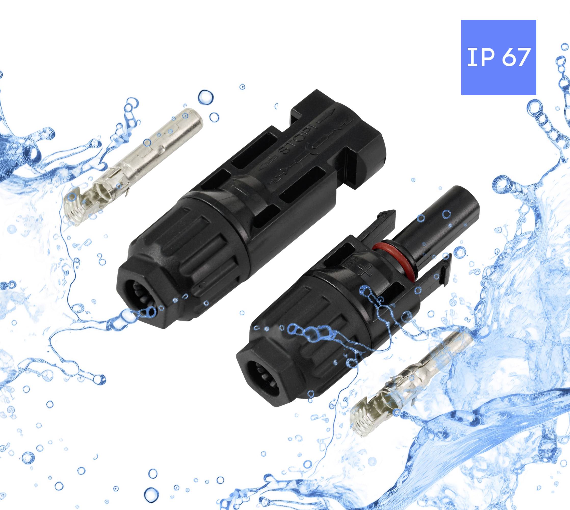 Twee zwarte, cilindrische elektrische connectoren met metalen contacten, gelabeld 'IP 67', omgeven door blauwe waterspetters.