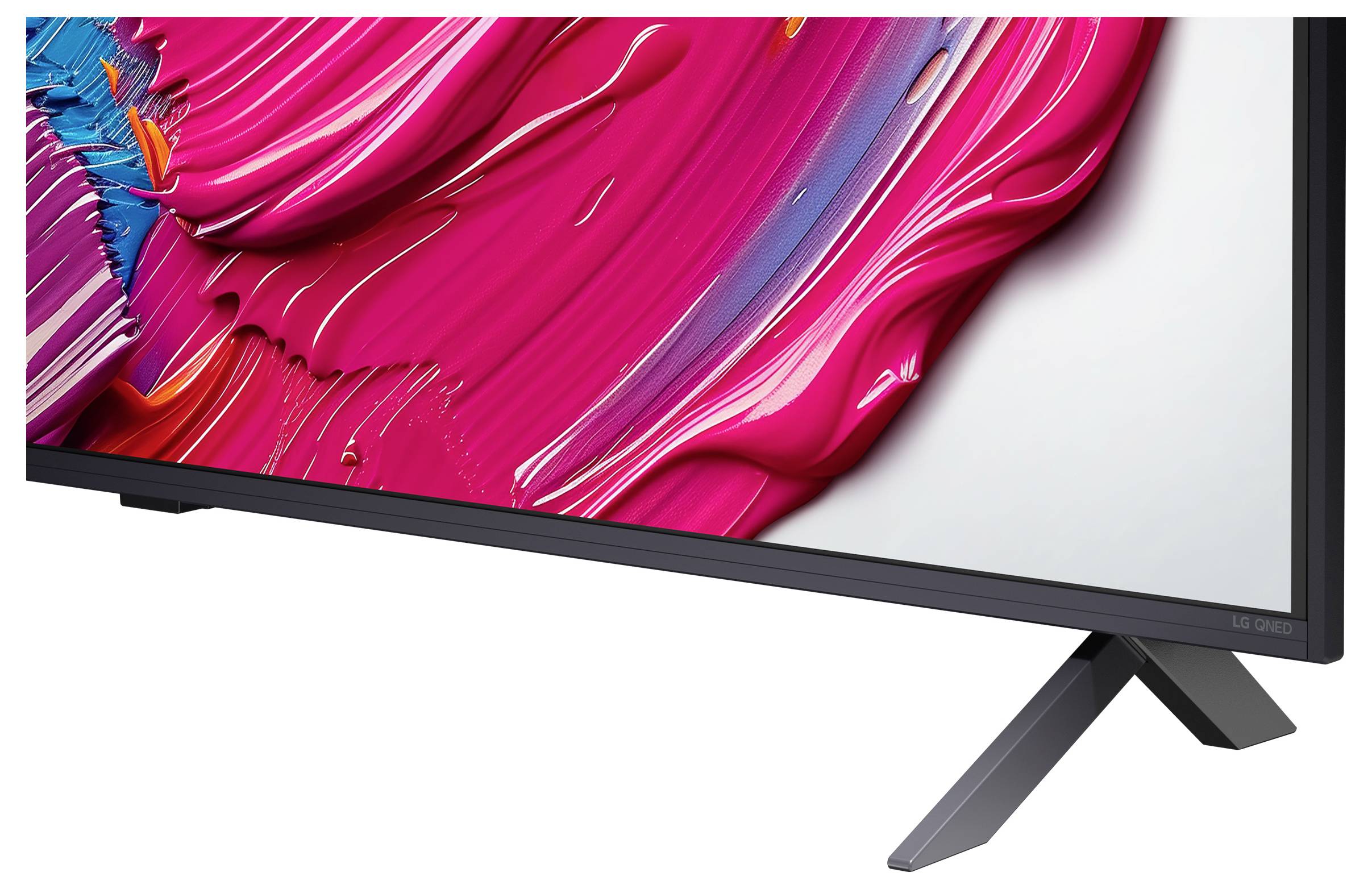 Onderste hoek van een flatscreen-tv met levendige roze en rode abstracte penseelstreekkunst op het scherm, ondersteund door een stijlvolle standaard.