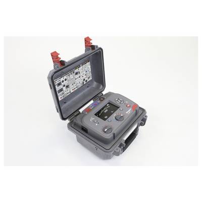 Een draagbaar elektronisch meetapparaat met een open behuizing die een bedieningspaneel en een digitaal scherm onthult, gebruikt voor testdoeleinden.