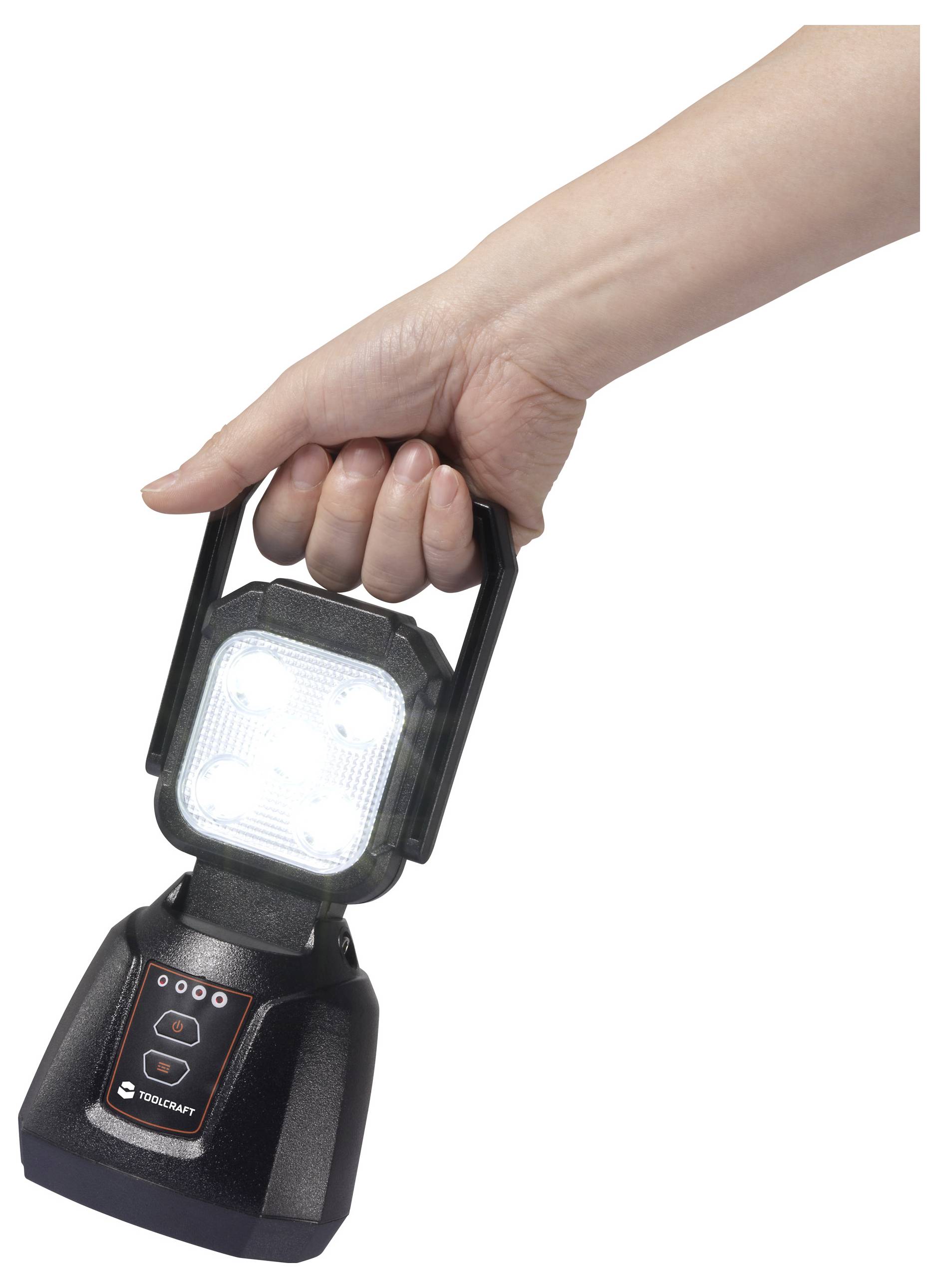 Een hand houdt een draagbare LED-werkverlichting vast met vier heldere lampen en een stevig handvat, geschikt voor gebruik in verschillende verlichtingssituaties.
