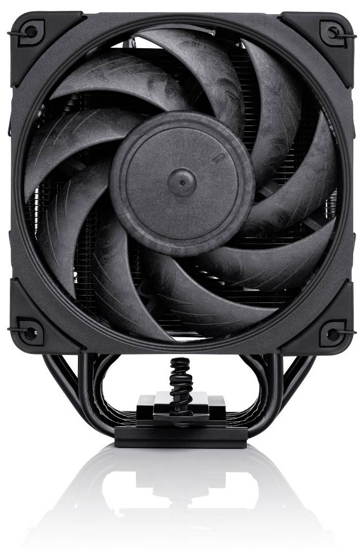 Een zwarte computer CPU-koeler met een grote ventilator en warmtepijpen, gezien van voren, ontworpen voor effectief thermisch beheer.