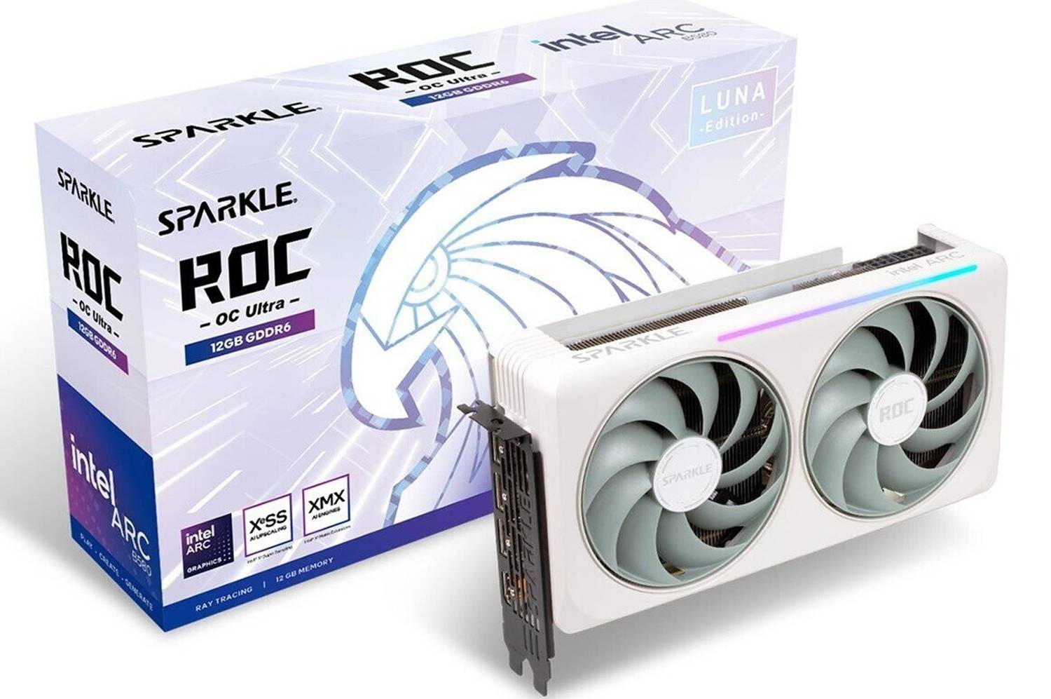 Een witte videokaart met dubbele ventilatoren, gelabeld 'ROC', naast zijn doos met de 'SPARKLE ROC OC ULTRA' merkopschrift en blauwe adelaarlogo.