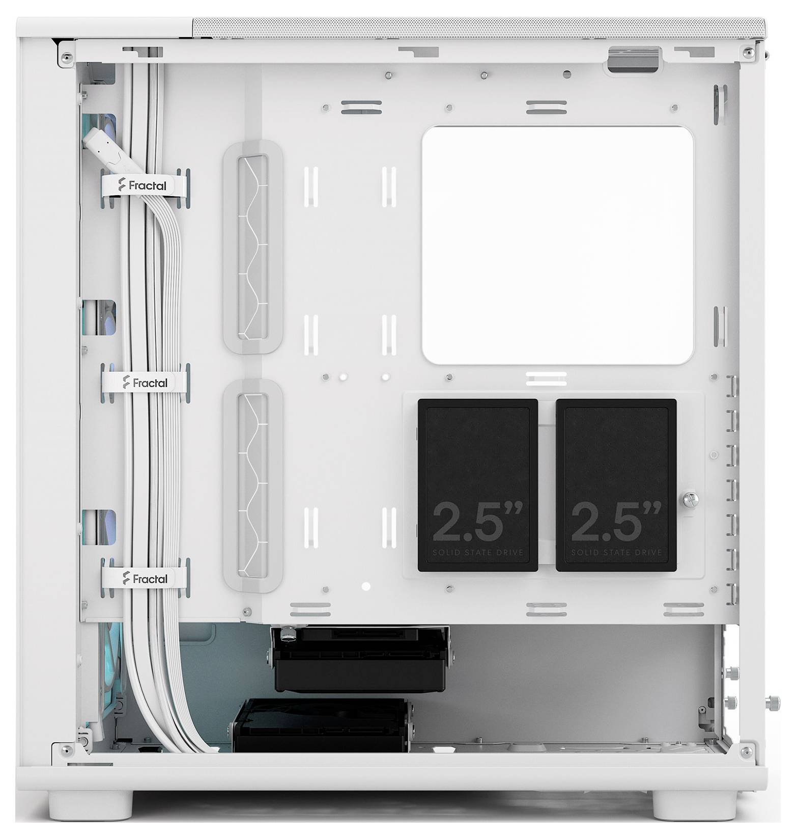Binnenaanzicht van een witte computerbehuizing met kabelmanagementfuncties, twee gemonteerde 2,5-inch schijfruimtes en ruimte voor interne componenten.
