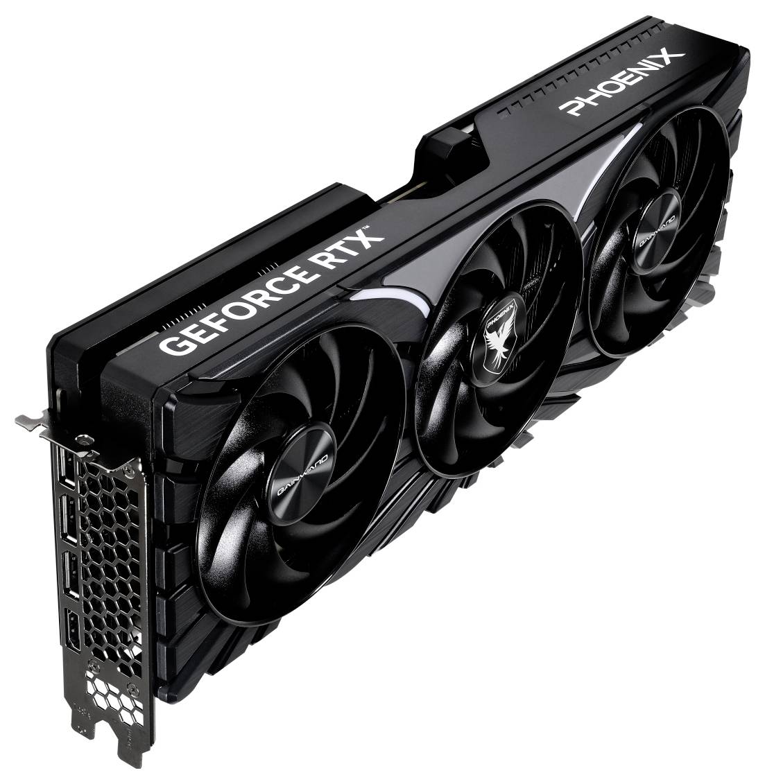 Een zwarte GeForce RTX grafische kaart met drie koelventilatoren, onder een schuine hoek, met het merk 'PHOENIX' zichtbaar en poortsleuven aan de zijkant.