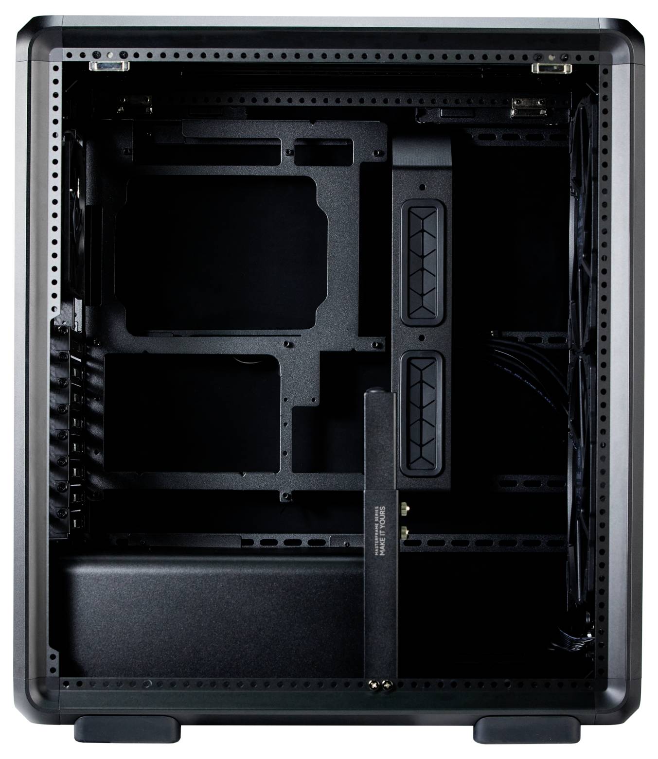 Een open, lege computerbehuizing met zichtbare bevestigingsgebieden voor componenten en kabelmanagementfuncties, gereed voor PC-assemblage.