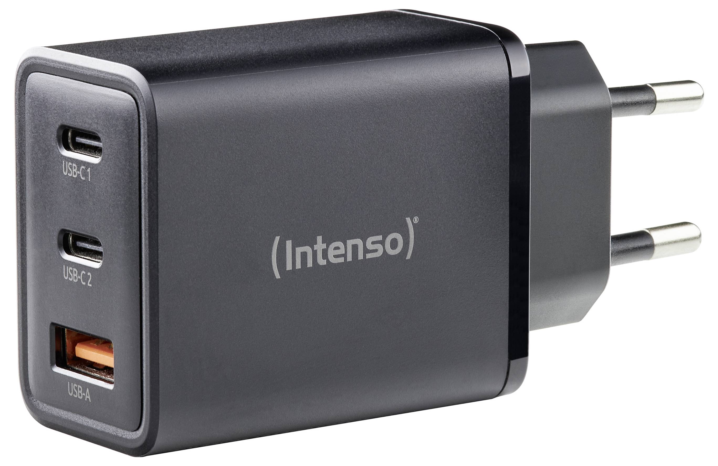 Een zwarte wandoplader met twee USB-C-poorten en één USB-A-poort, gelabeld 'Intenso', met een Europees stekkerdesign.