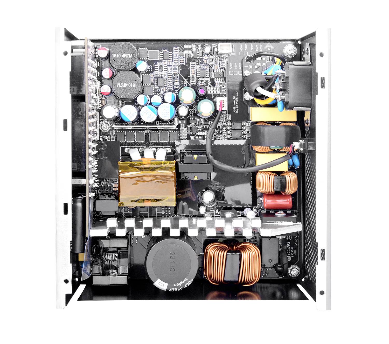 Binnenaanzicht van een computervoeding waarbij printplaat-onderdelen, condensatoren en spoelen netjes zijn gerangschikt, wat de elektronische complexiteit aantoont.