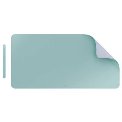 Een turquoise, flexibele bureaumat met een gekrulde hoek die een lichtere onderzijde laat zien. Een kleinere riem is ernaast geplaatst om mee op te rollen.