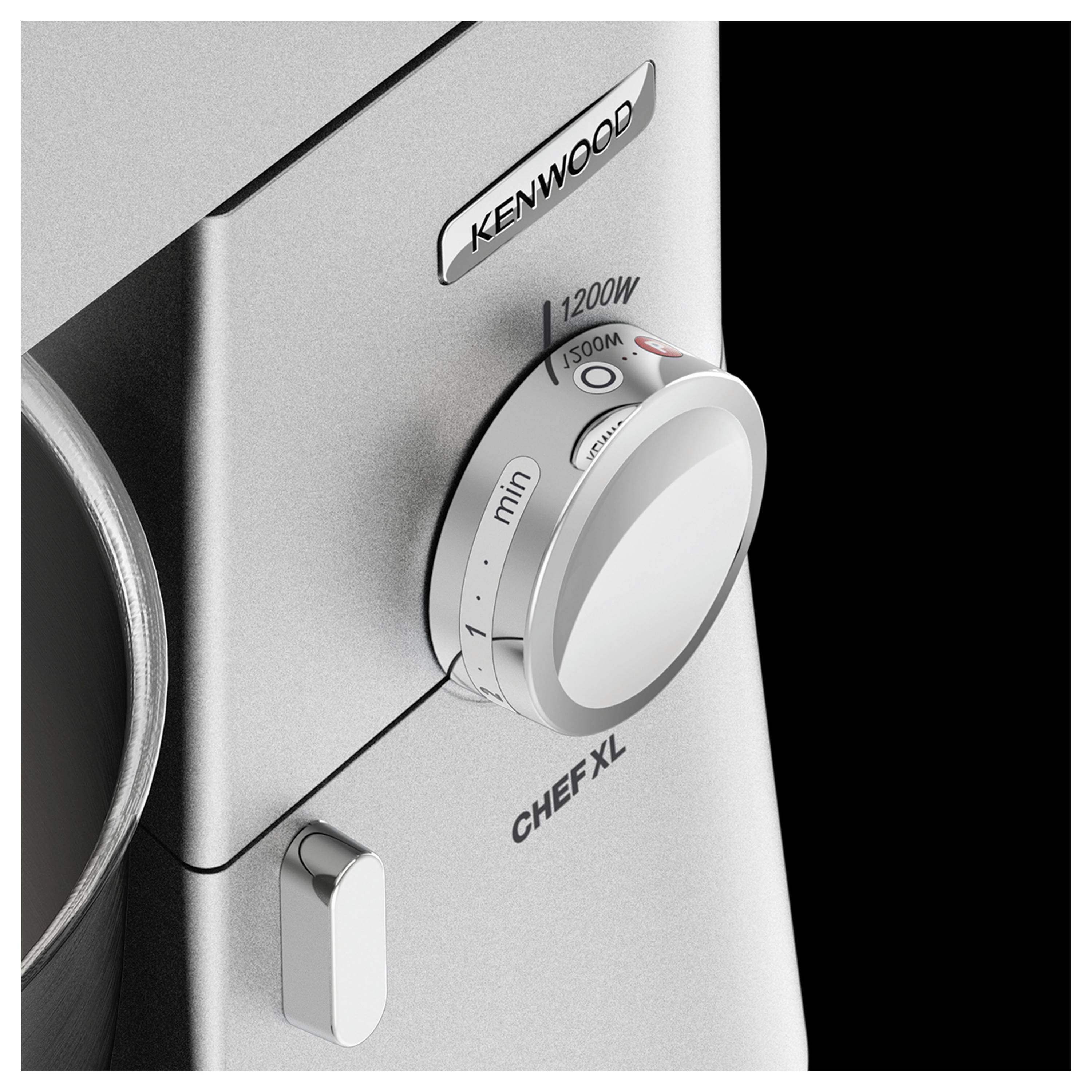 Zilveren Kenwood Chef XL mixer met een geëtiketteerde draaiknop voor snelheidsinstellingen, voorzien van een 1200W vermogensindicator, op een zwarte achtergrond.