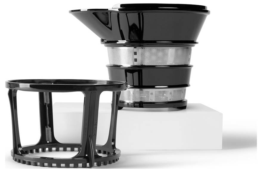 Een zwart koffiefiltersysteem met een meshfilter en een aparte standaard, geplaatst op een wit oppervlak, ontworpen voor het bereiden van dranken.