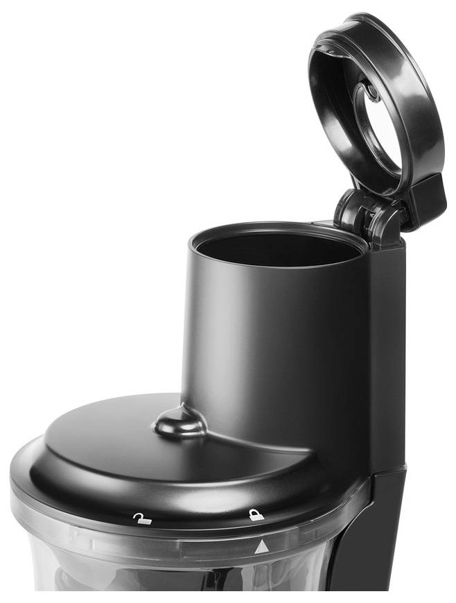 Een zwarte plastic container met een opklapbaar deksel, ontworpen voor het toevoegen van ingrediënten. Gebruikt in keukenmachines zoals blenders of keukenmixers.