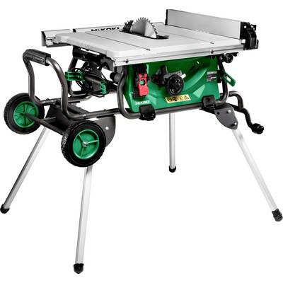 Een tafelzaag met een cirkelzaagblad, gemonteerd op een groen en zwart onderstel met wielen voor mobiliteit, ontworpen voor houtbewerkingsprojecten.
