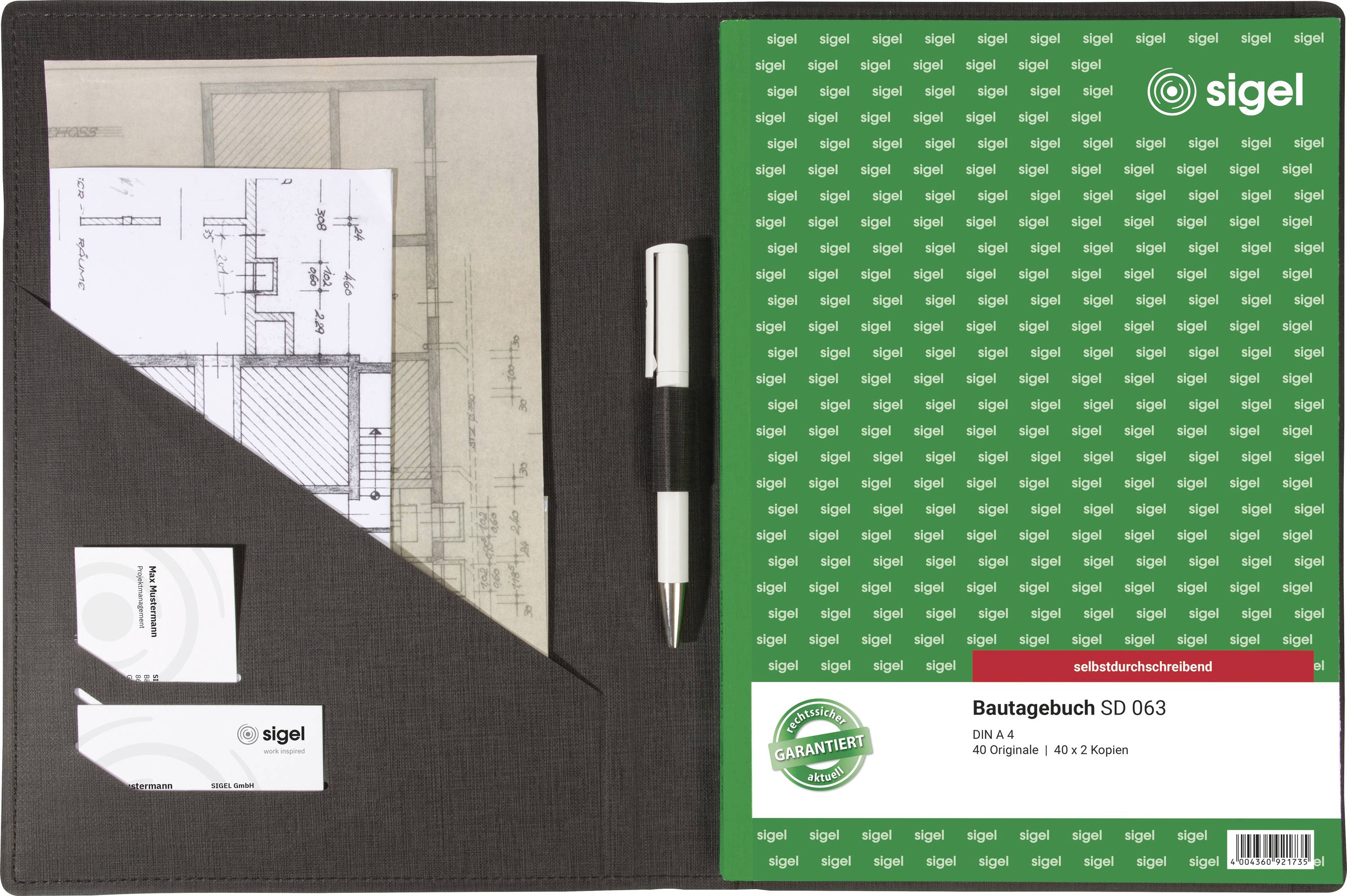 Een Sigel bouwdagboeknoteboekset met ruitjespapier, een zilveren pen en een groene kaft met het label 'Bautagebuch SD 063' en 'selbstdurchschreibend'.