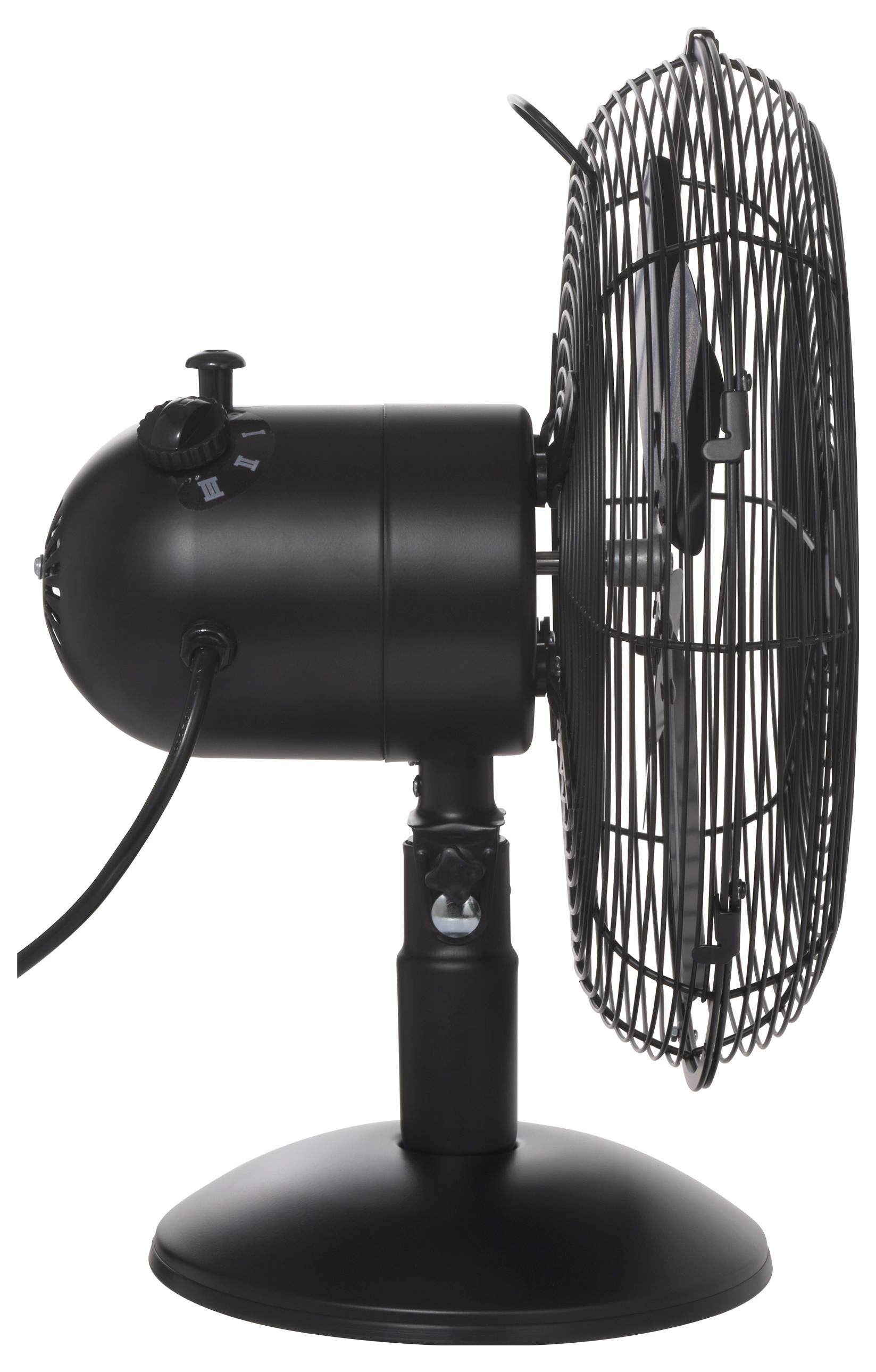 Een zijaanzicht van een zwarte elektrische ventilator met een rond metalen frame en verstelbare kanteling. Het netsnoer is zichtbaar, wat suggereert dat hij niet in gebruik is.