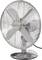 Een zilveren metalen tafelventiator met vier bladen, een beschermende rooster, en een ronde voet. De merknaam wordt weergegeven in het midden van de ventilator.