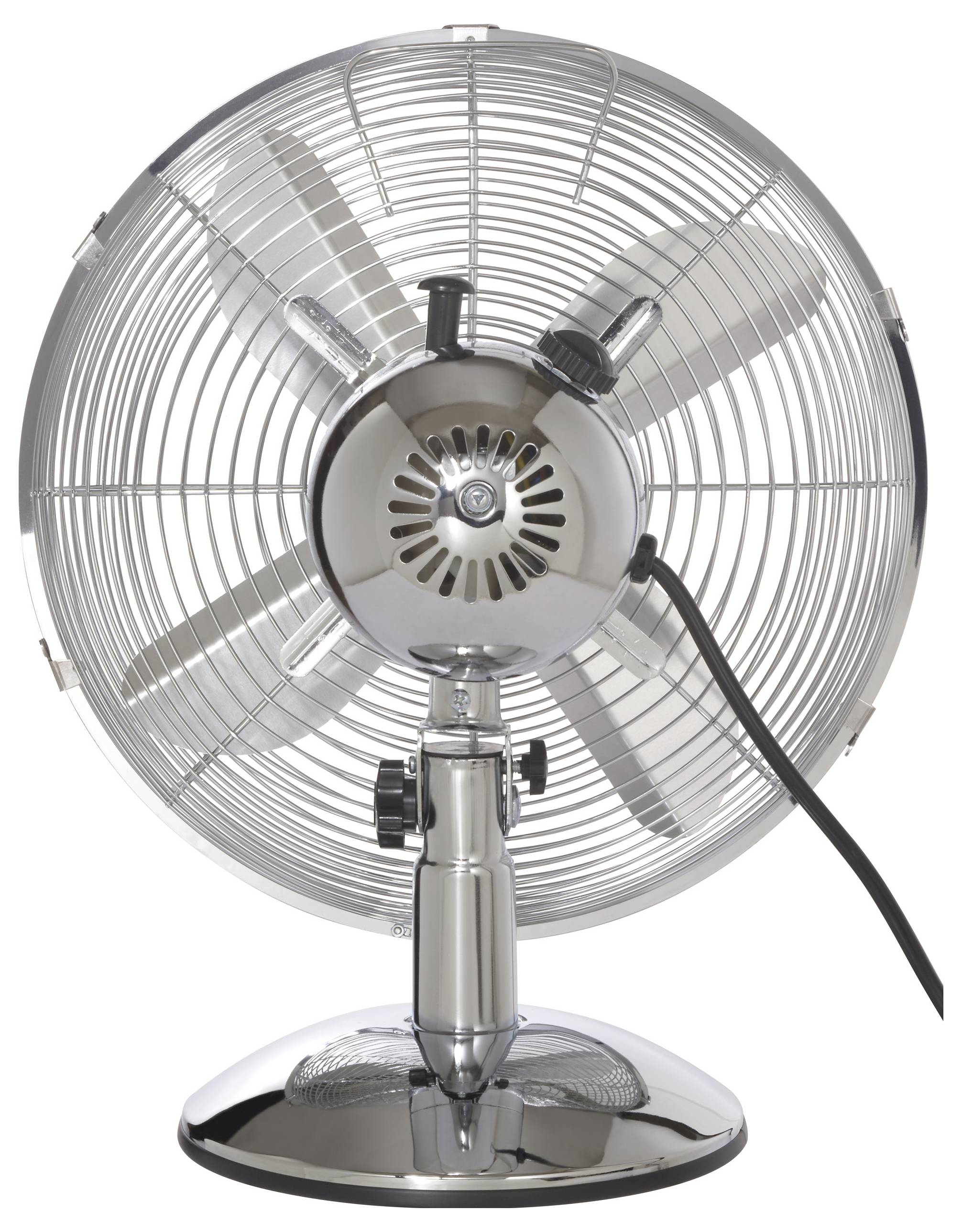 Een metalen tafelventilator met een ronde metalen voorafdekking en drie bladen, rechtop geplaatst op een glanzende voet, gezien van voren.