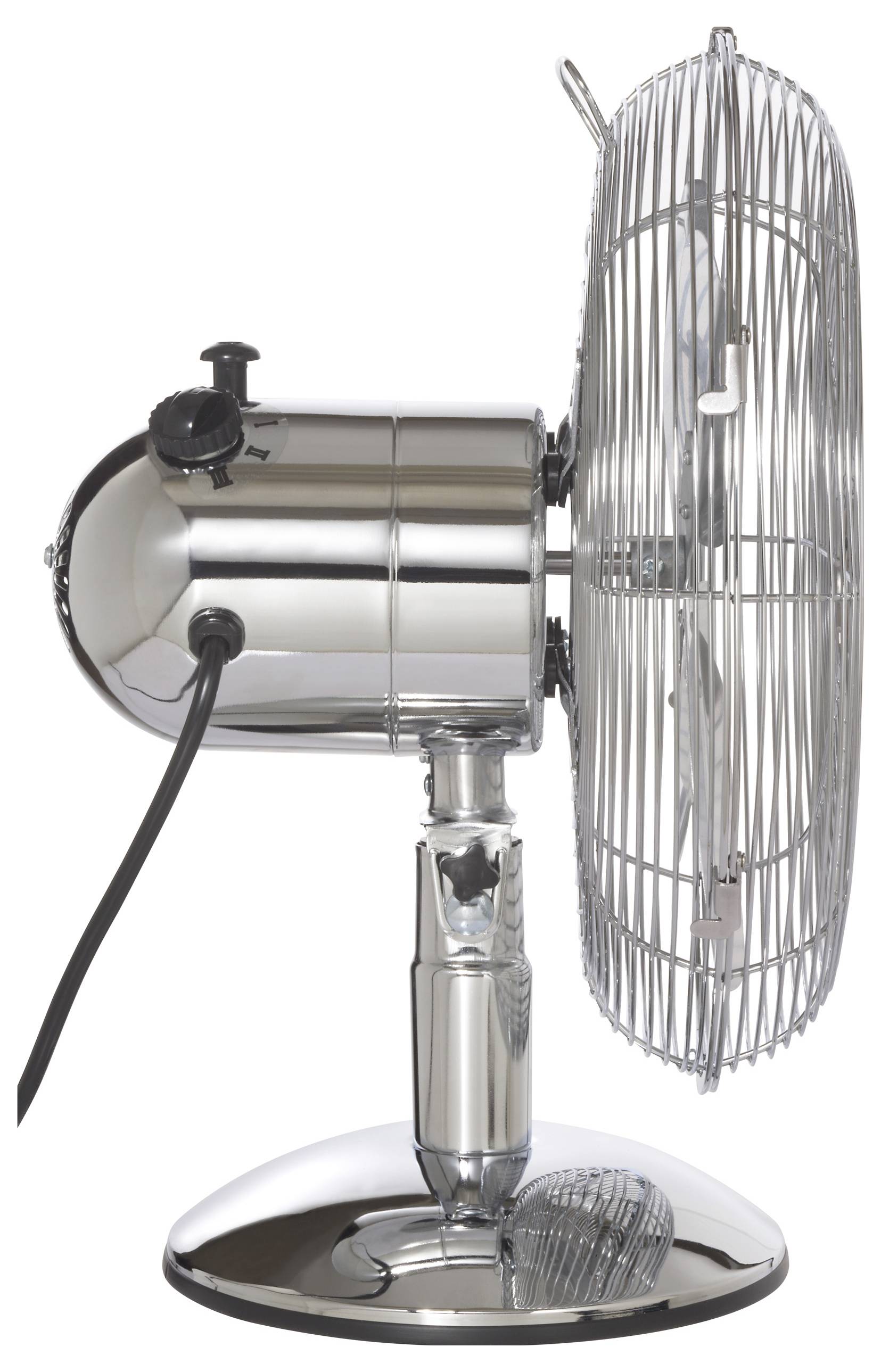 Een metalen, retro-stijl tafelventilator in zijaanzicht, waarbij de ventilatorbladen zijn omsloten door een beschermende metalen kooi en een stroomkabel is aangesloten.