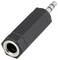 Een zwarte audio-adapter met een 3,5 mm mannelijke stereo-stekker en een vrouwelijke aansluiting, gebruikt om verschillende audio-apparaten met elkaar te verbinden.