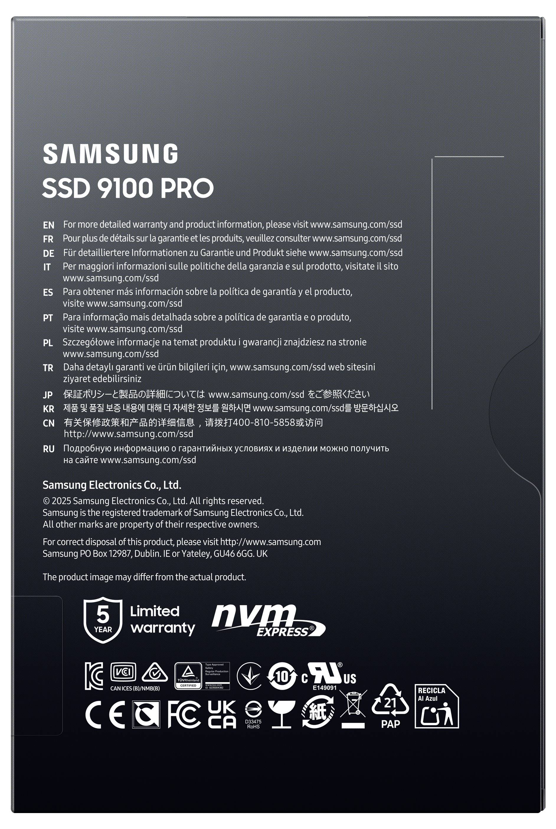 De afbeelding toont de verpakking voor een Samsung SSD 9100 PRO. Deze bevat garantie-informatie in meerdere talen en certificeringslogo's.