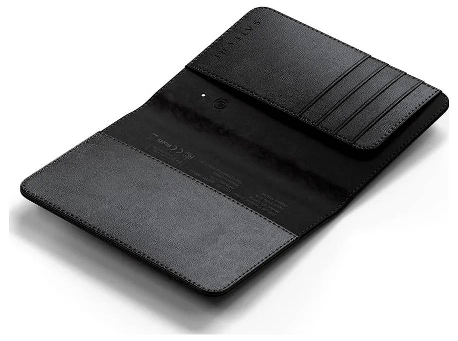 Een zwarte leren portemonnee met meerdere kaartvakken, opengevouwen liggend op een vlak oppervlak, met een minimalistisch en strak ontwerp.