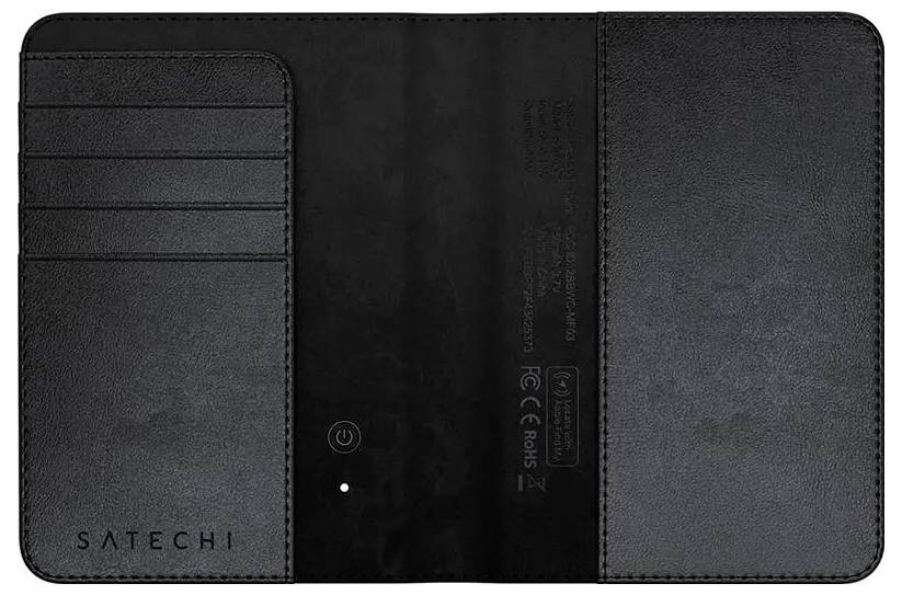 Een zwarte Satechi portemonnee met kaartvakken en een aan/uit-knop. Hij is ontworpen voor het organiseren van kaarten en bevat mogelijk ook oplaadmogelijkheden.