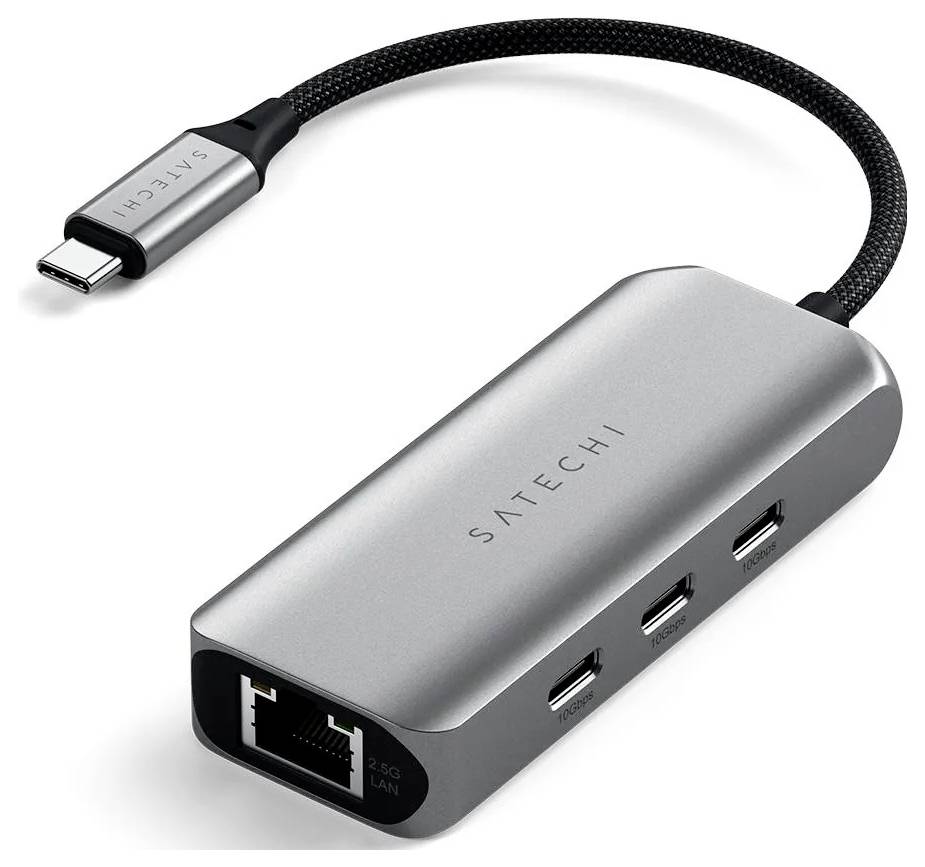 Een Satechi-adapter met een USB-C-connector, ethernetpoort en meerdere USB-poorten, ontworpen voor het aansluiten van verschillende apparaten op een computer.