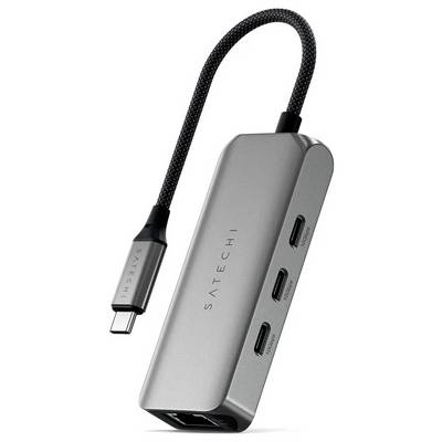 Een USB-C hub met 'Satechi' logo, uitgerust met drie HDMI-poorten en één Ethernet-poort, verbonden via een gevlochten kabel.