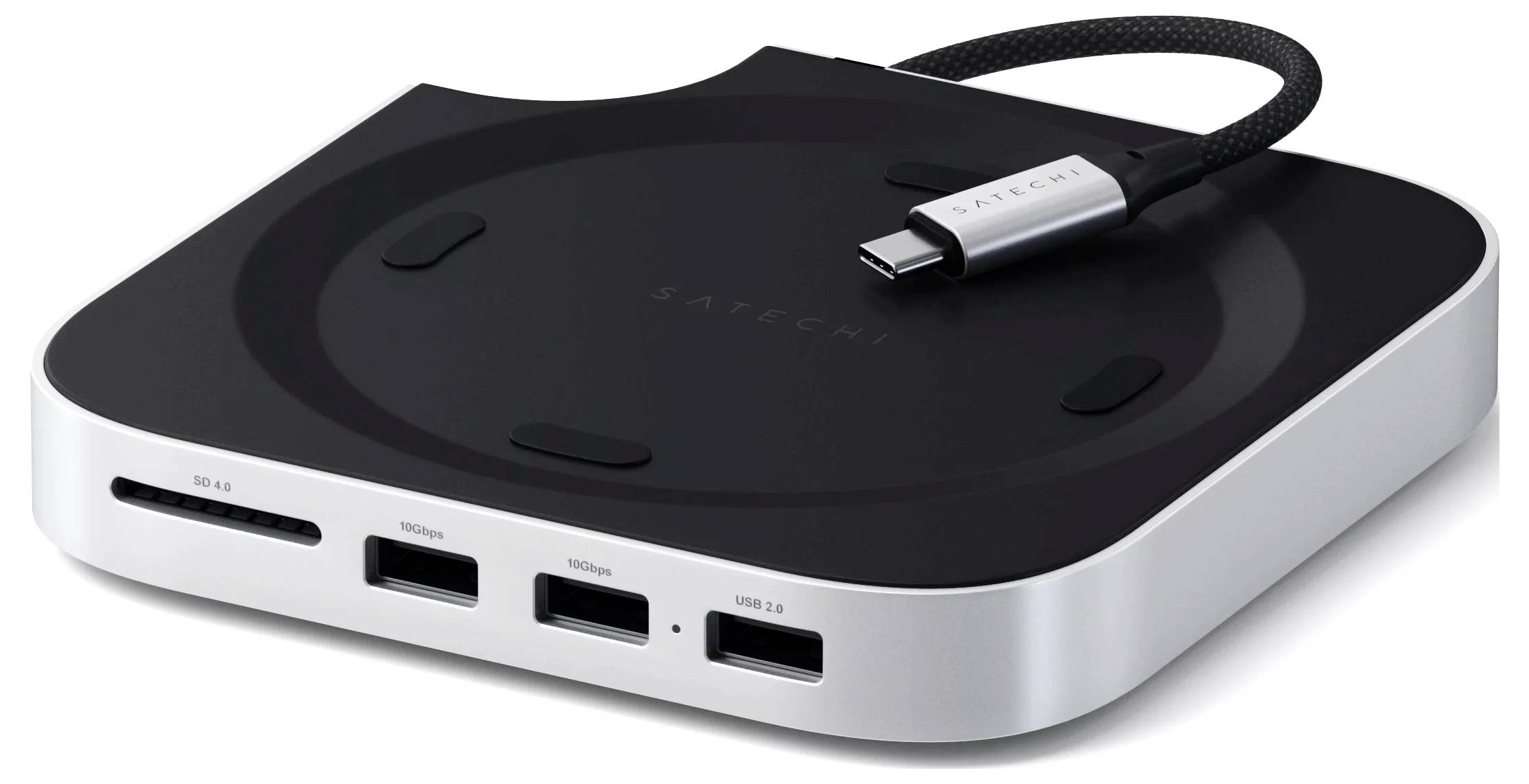 'Satechi' USB-C hub met meerdere poorten, waaronder HDMI, USB-A en SD-kaartsleuven. Compact ontwerp met een gevlochten kabel.