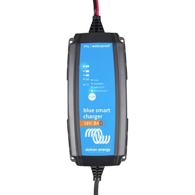'Blauwe Smart Lader 12V 5A van Victron Energy, IP65 waterdicht, met LED-indicatoren voor vermogen, spanning en accustatus.'