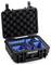 Een zwarte robuuste behuizing met een opengeslagen deksel, waarbij op maat gemaakte blauwe schuiminzetstukken zichtbaar zijn, ontworpen om specifieke apparatuur of gereedschappen stevig en veilig te bevestigen.