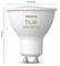 Philips Hue witte en gekleurde slimme LED-lamp, meet Ø 50 mm en 57 mm in hoogte, getoond met GU10-fitting.