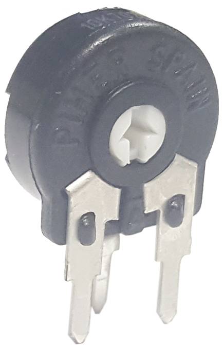 Een zwarte rotatieve potentiometer met drie metalen pennen. De bovenkant heeft gegraveerde tekst, en het midden beschikt over een witte instelknop.