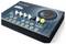 Een compacte, blauwe synthesizer met zes witte knoppen, drukknoppen en een luidspreker. Het paneel vermeldt 'FRANZIS Synthesizer'.