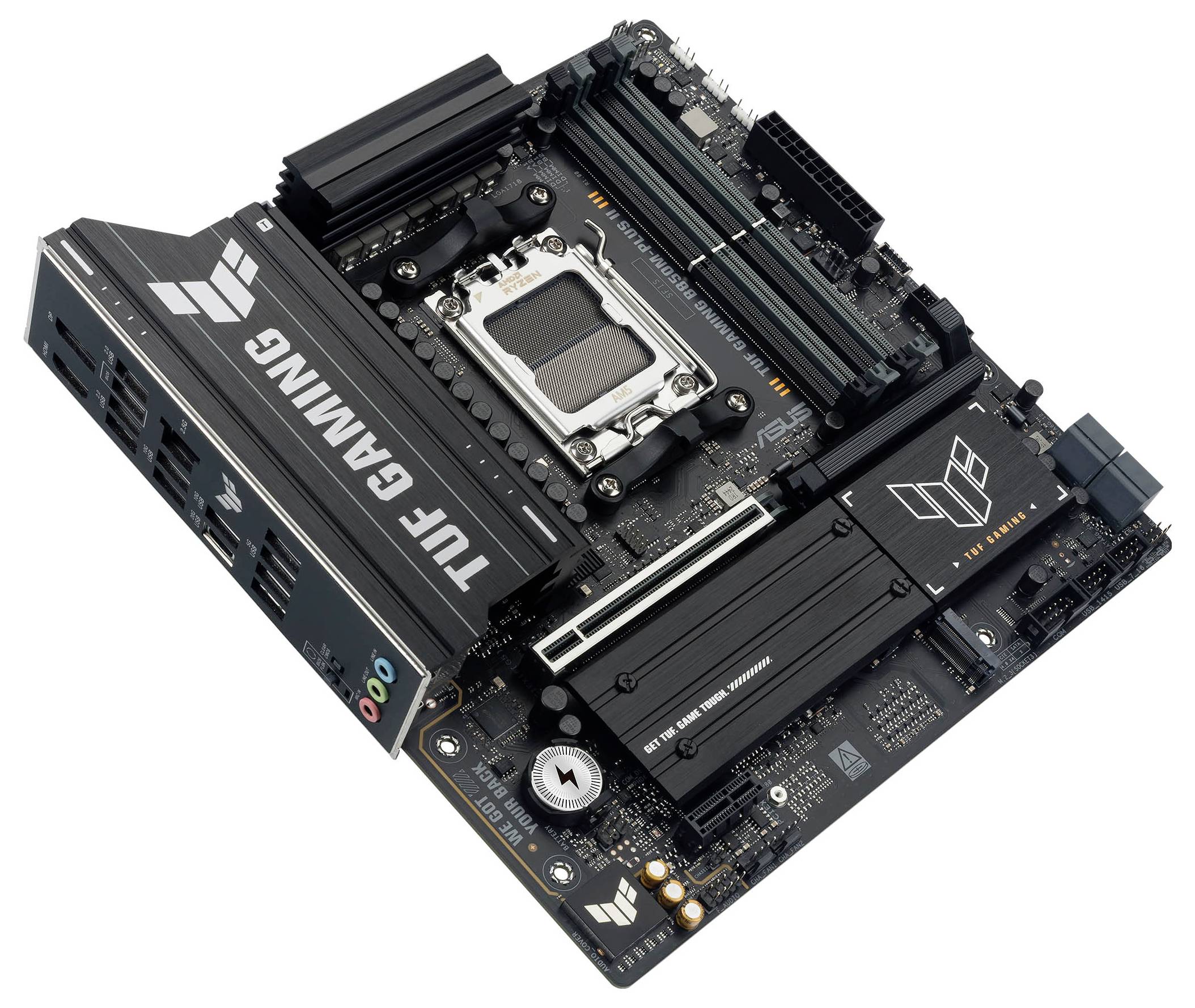 Een TUF Gaming-moederbord onder een hoek, waarbij verschillende poorten en sleuven zichtbaar zijn. Het is klaar voor een high-performance assemblage met ruimtes voor CPU, RAM en meer.