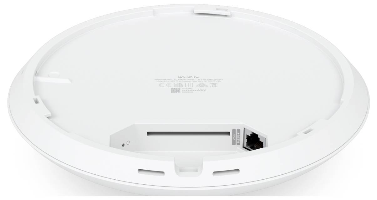 De afbeelding toont de onderkant van een rond, wit plafondgemonteerd apparaat, met een kleine Ethernet-poort aan één zijde.