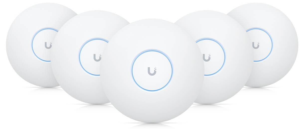 Vijf witte, ronde draadloze toegangspunten met een blauwe LED-ring en een 'U' logo, op een rij gerangschikt, die netwerkmateriaal weerspiegelen.