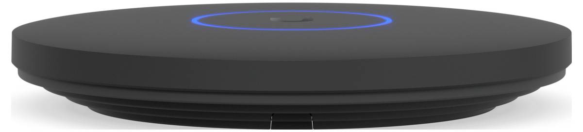 Een zwart, rond slim hub-apparaat met een blauw oplichtende ring bovenop, die de voedings- of verbindingsstatus aangeeft.