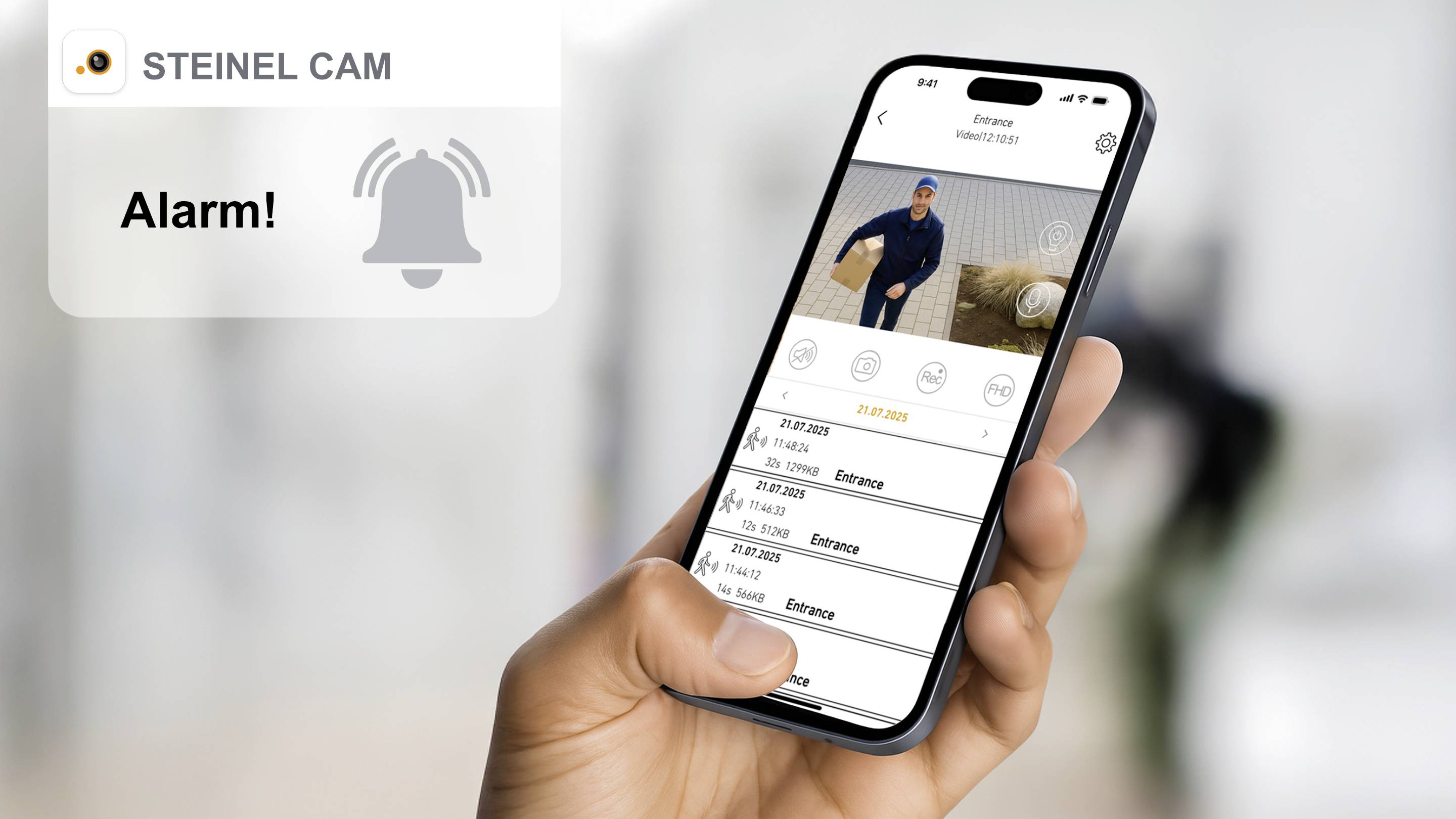 Een hand houdt een smartphone vast waarop een beveiligingscamera-app wordt weergegeven met een live-videofeed en alarmnotificaties die een gedetecteerde gebeurtenis aangeven.