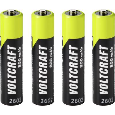 Vier Voltcraft 800 mAh AAA oplaadbare batterijen rechtop in een rij op een witte achtergrond.
