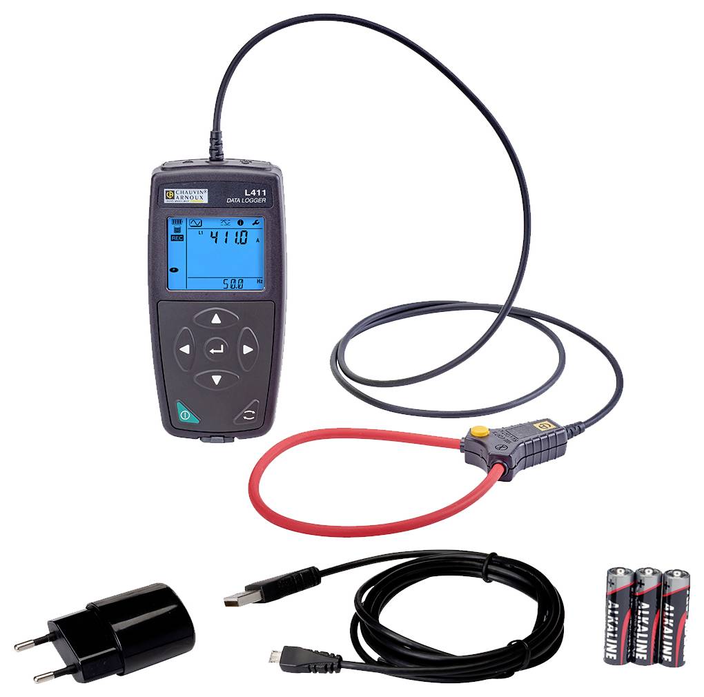 Een draagbare datalogger met een lcd-scherm geeft '4110' weer. Hij is aangesloten op een flexibele sensor. Drie batterijen, een oplader en kabels liggen in de buurt.