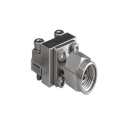 Een metalen coaxiale kabelconnector met zichtbare schroeven, gebruikt voor het bevestigen van kabels aan een apparaat voor signaaloverdracht.