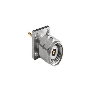 Een coaxiale connector met een metalen behuizing en vierkante flens, voorzien van een geschroefd front en een goudgeplateerd centraal contactpunt voor veilige verbindingen.