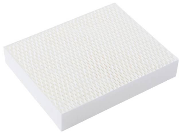 Wit rechthoekig filter met een gestructureerd rasteroppervlak, gebruikt voor het zuiveren van lucht in een compact apparaat.