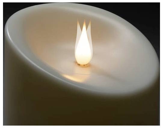 Een zacht gloeiende LED-lamp bootst een kaarsvlam na in een gladde, gebogen houder, wat sfeerverlichting biedt.