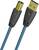 Een blauwe USB-kabel met een zeshoekig patroon op de aansluitbehuizing; het ene uiteinde is USB-A, en het andere is een vierkante metalen connector.