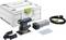 'Festool schuurmachine set met schuurmachine, stofzak, stroomkabel, schuurpad en draagkoffer. Gereedschappen zijn naast de koffer geplaatst.'