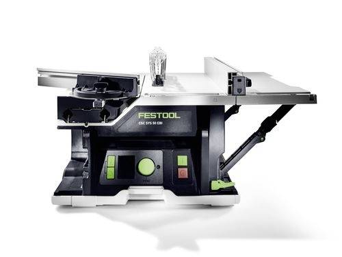 Een Festool CSC SYS 50 EB-B tafelzaag, met een compacte vormgeving en knoppen en afstellingsbesturingen, staat klaar voor gebruik.